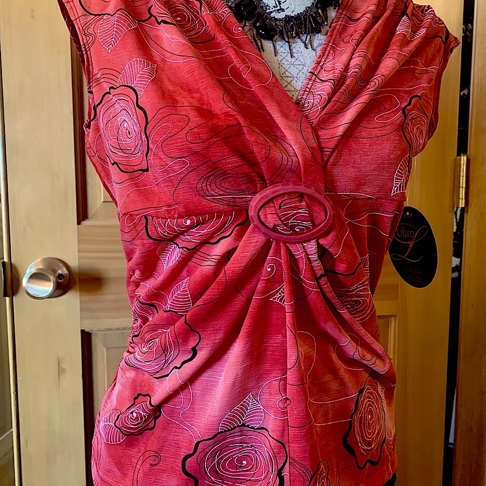 $$SALESS NWT Cute, very flattering + 🎁 FREE necklace❣️